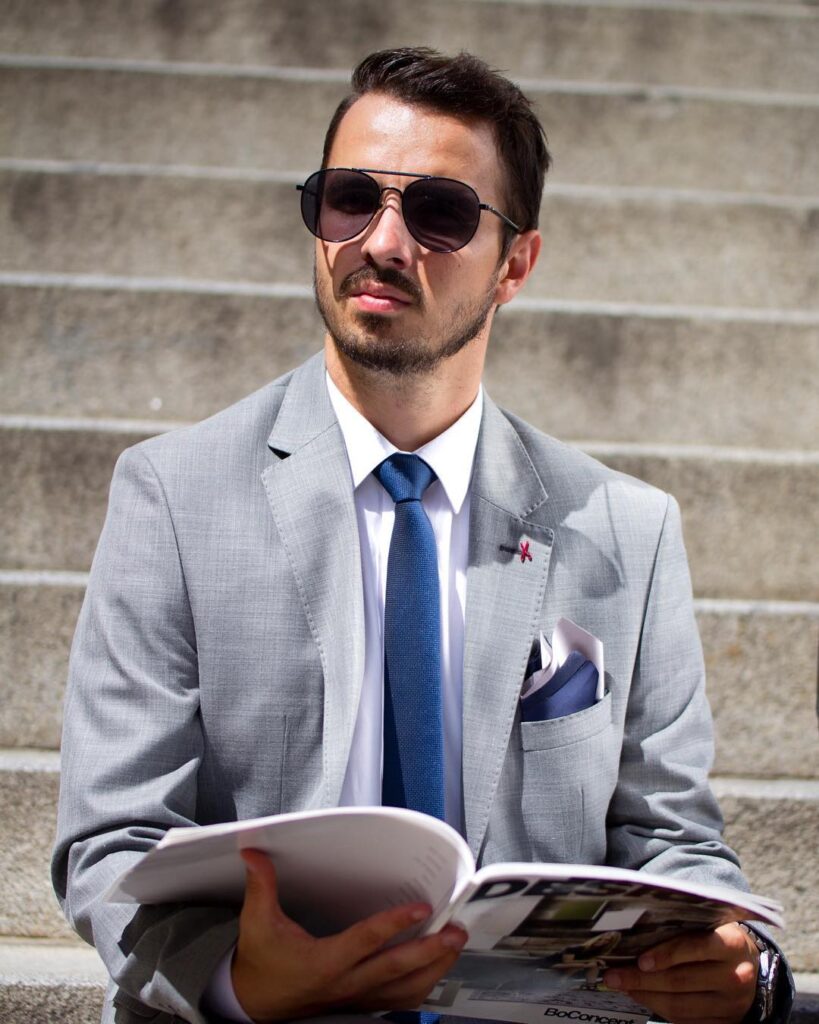 Moderátor Matej Martinček pózuje ako model pre Lombardi Fashion House Bratislava